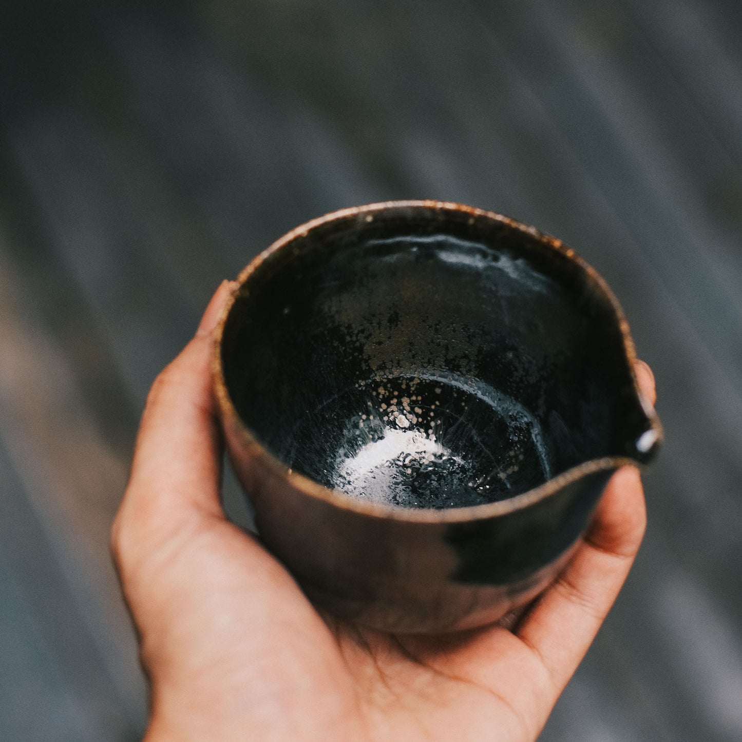 Katakuchi Pourer, Black Glaze