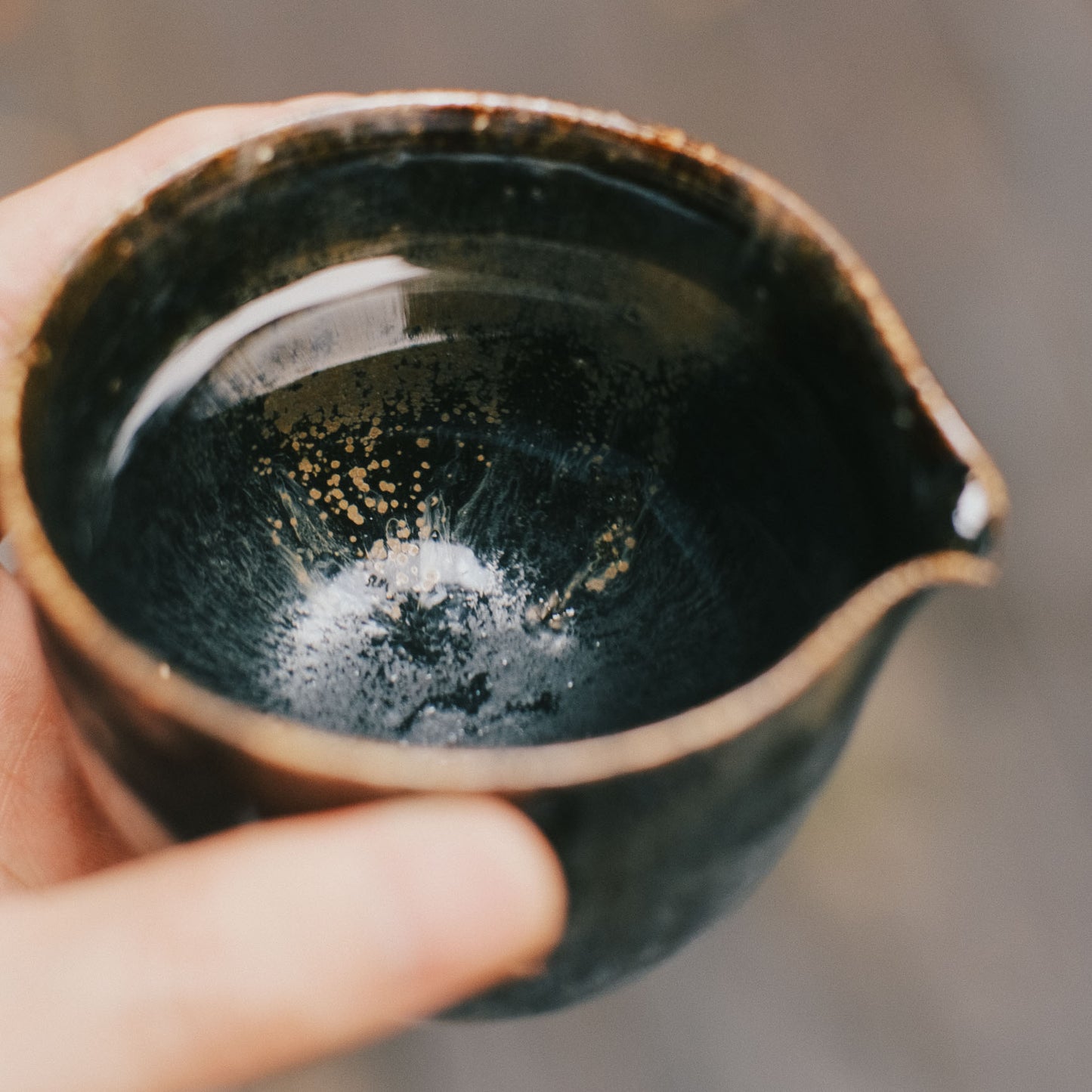 Katakuchi Pourer, Black Glaze